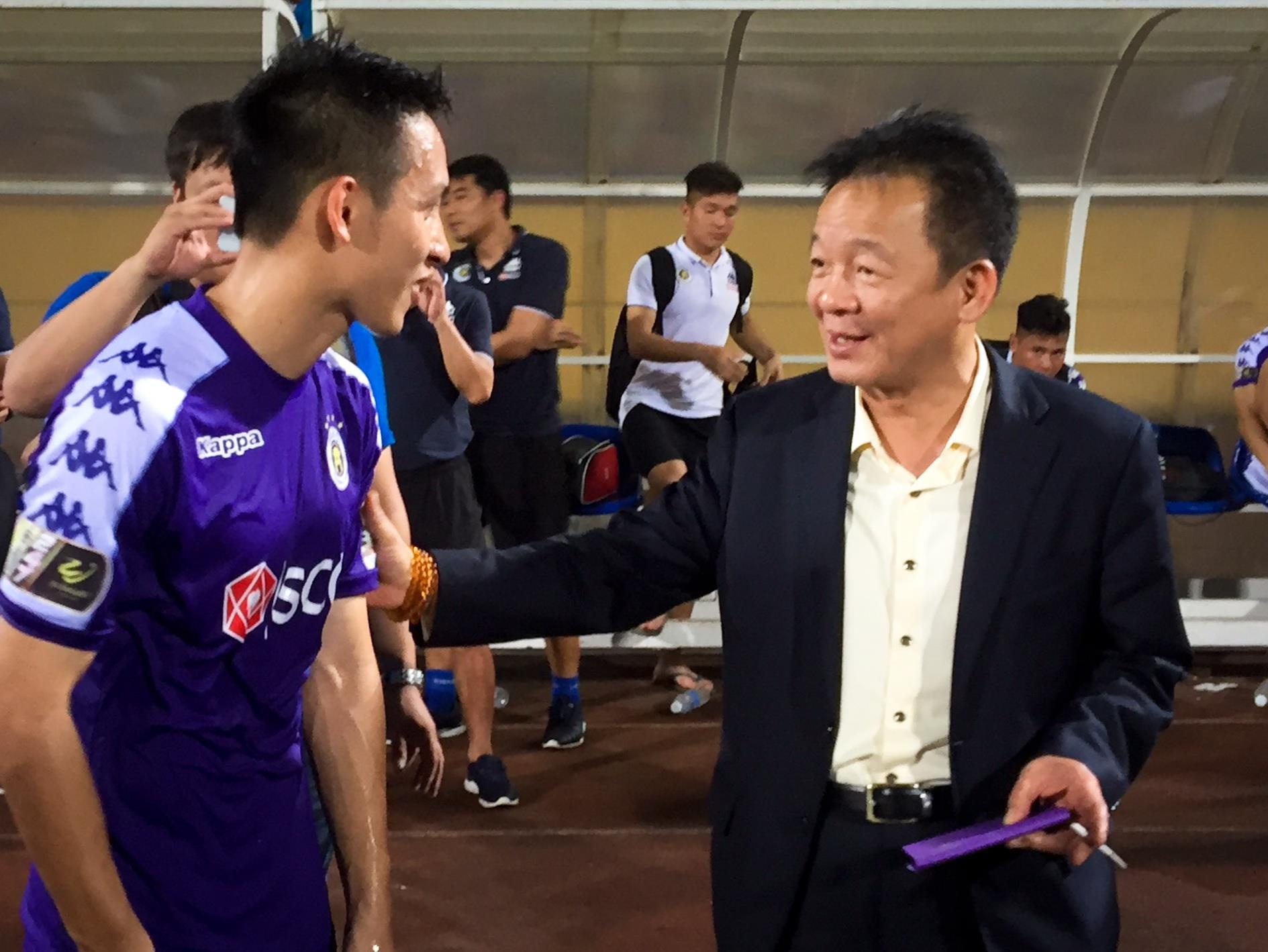 Tiền vệ Hùng Dũng mời cưới bầu Hiển ảnh 1 Tien ve Hung Dung moi cuoi bau Hien anh 1