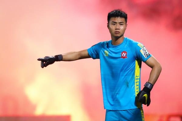 Bui Tien Dung lang le nhin Van Toan can penalty giua bien phao sang hinh anh