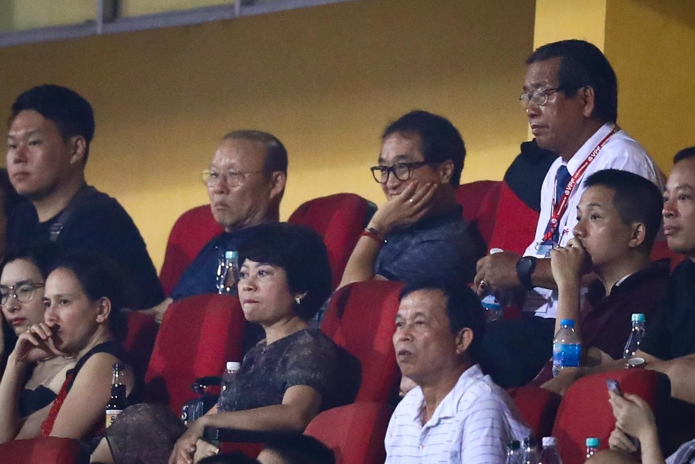 Bui Tien Dung lang le nhin Van Toan can penalty anh 11