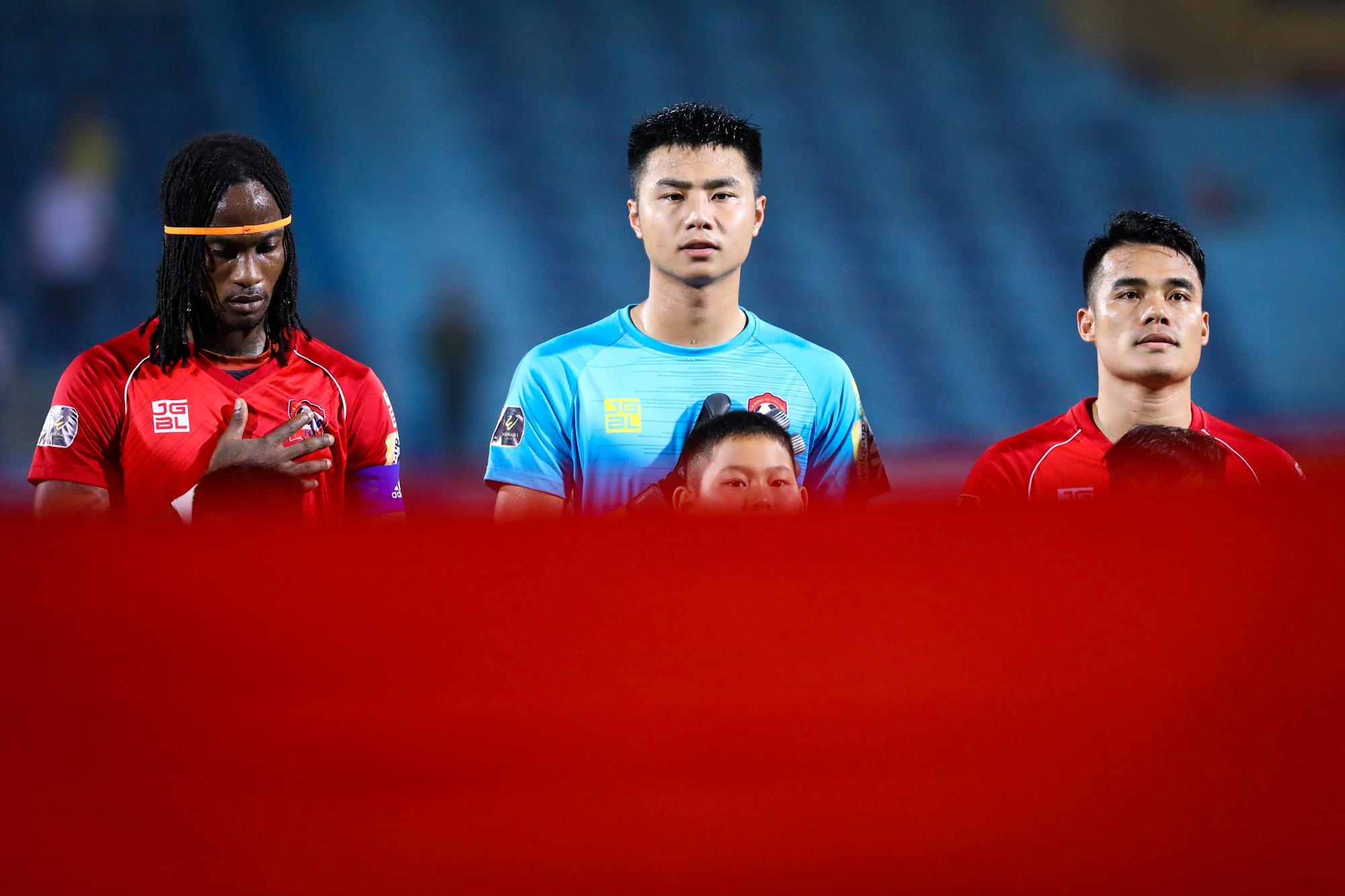 Bui Tien Dung lang le nhin Van Toan can penalty anh 1