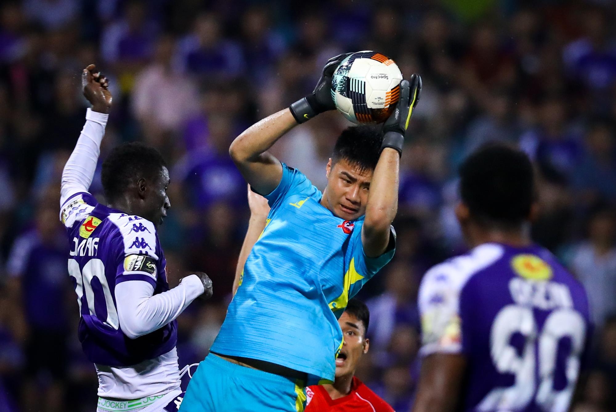 Bui Tien Dung lang le nhin Van Toan can penalty anh 3