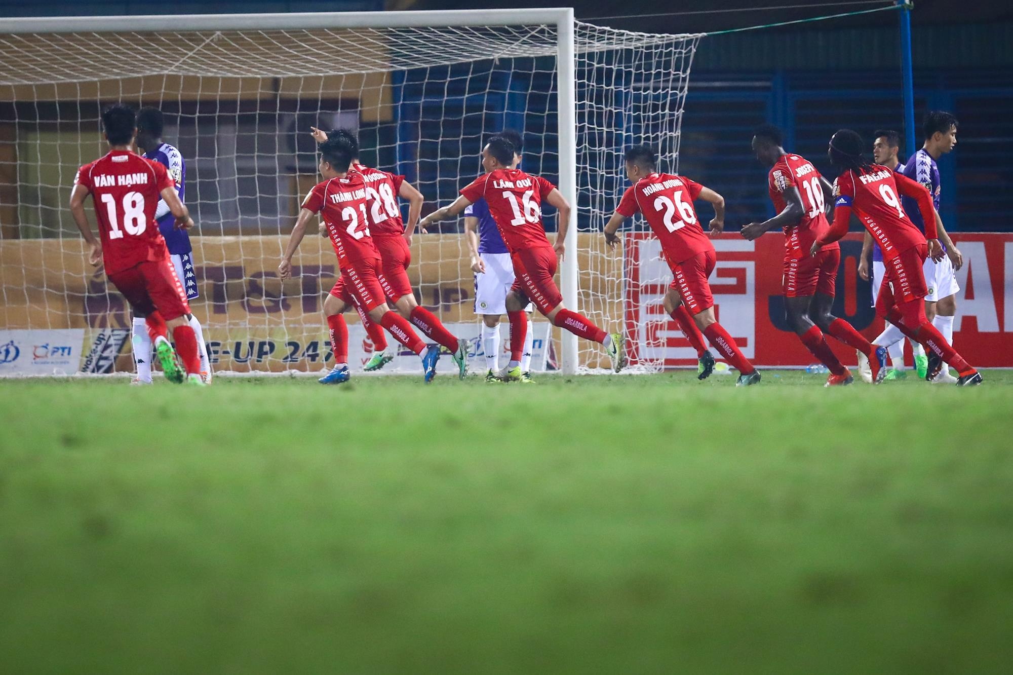 Bui Tien Dung lang le nhin Van Toan can penalty anh 6