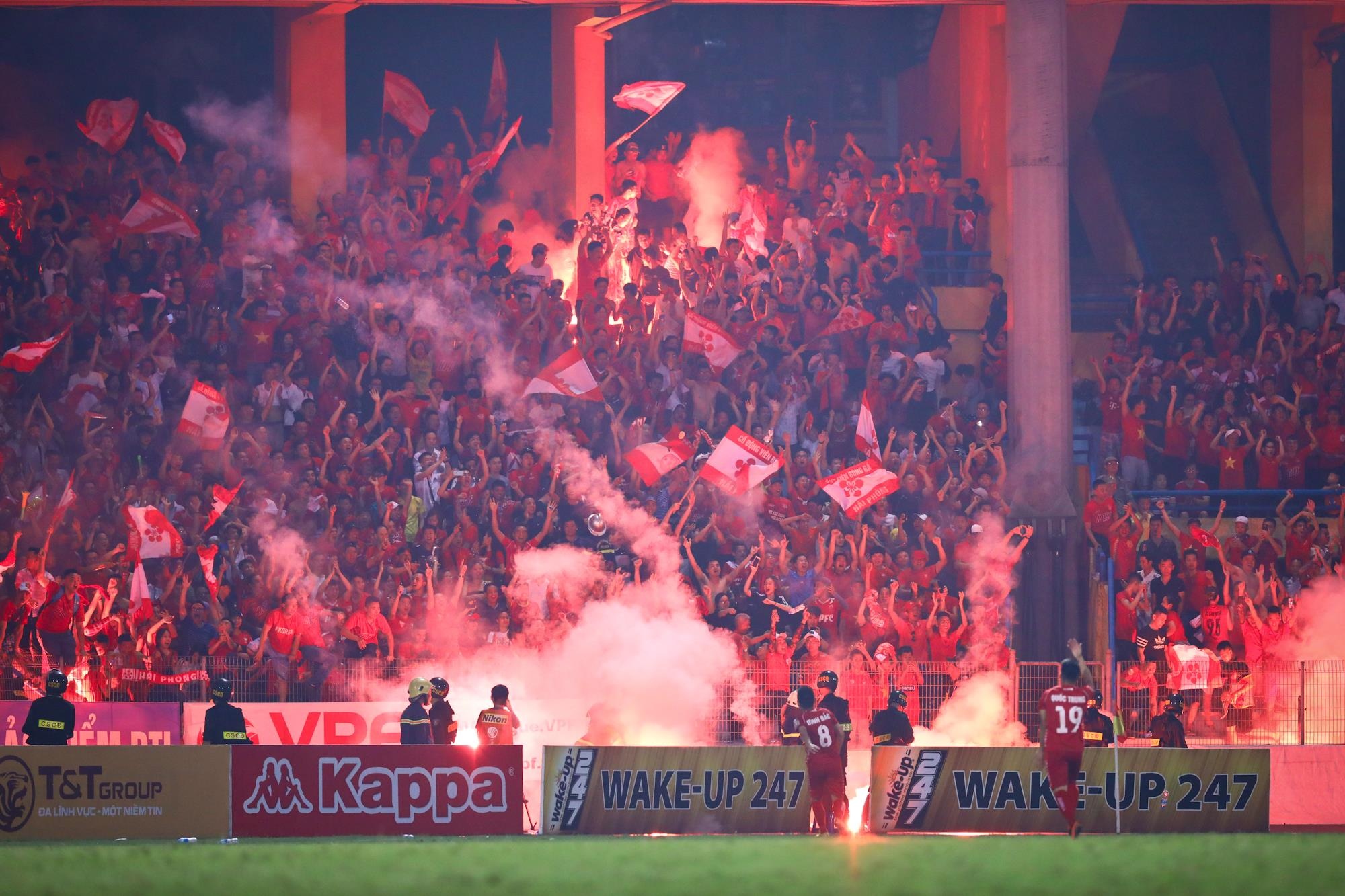 Bui Tien Dung lang le nhin Van Toan can penalty anh 7