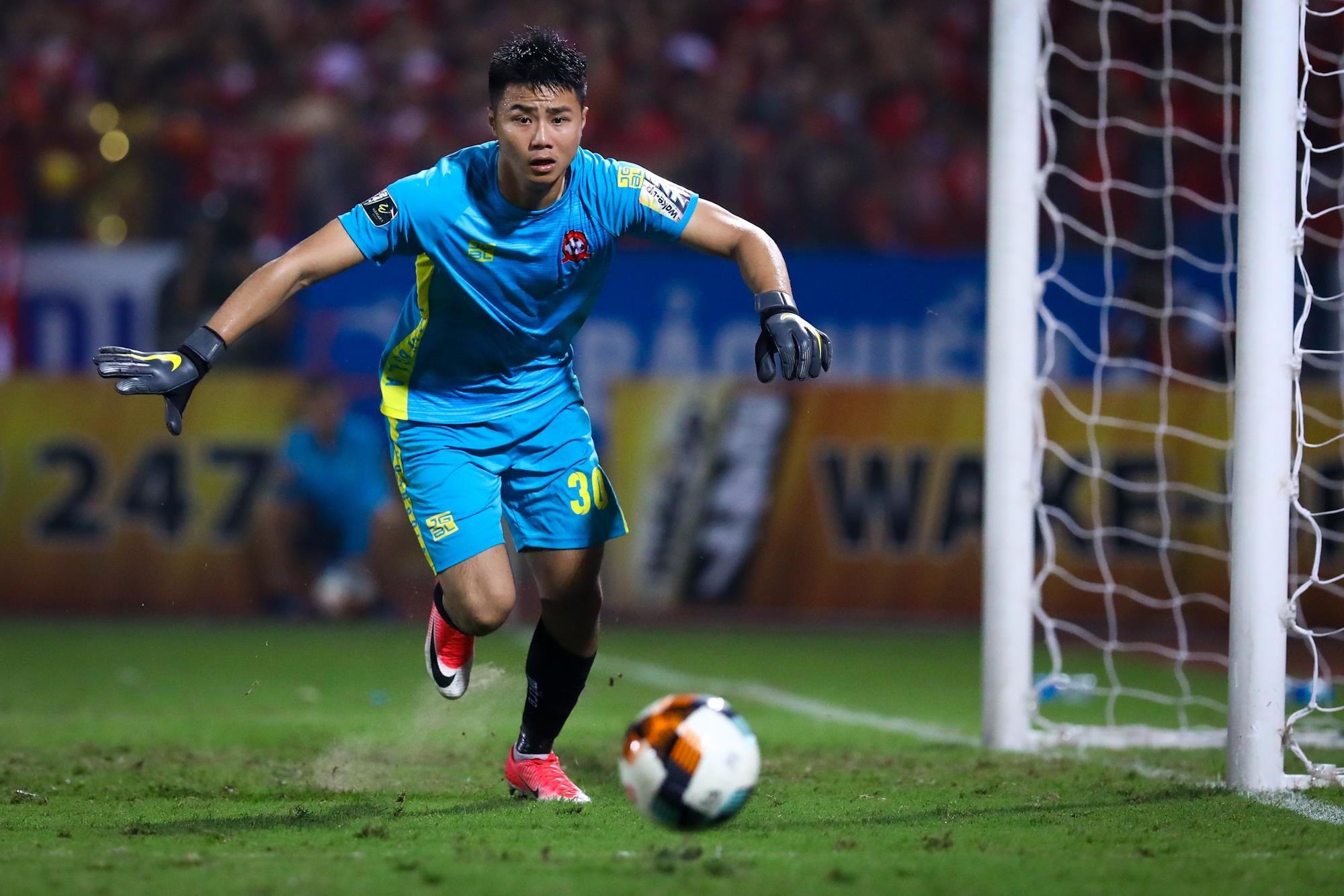 Bui Tien Dung lang le nhin Van Toan can penalty anh 8