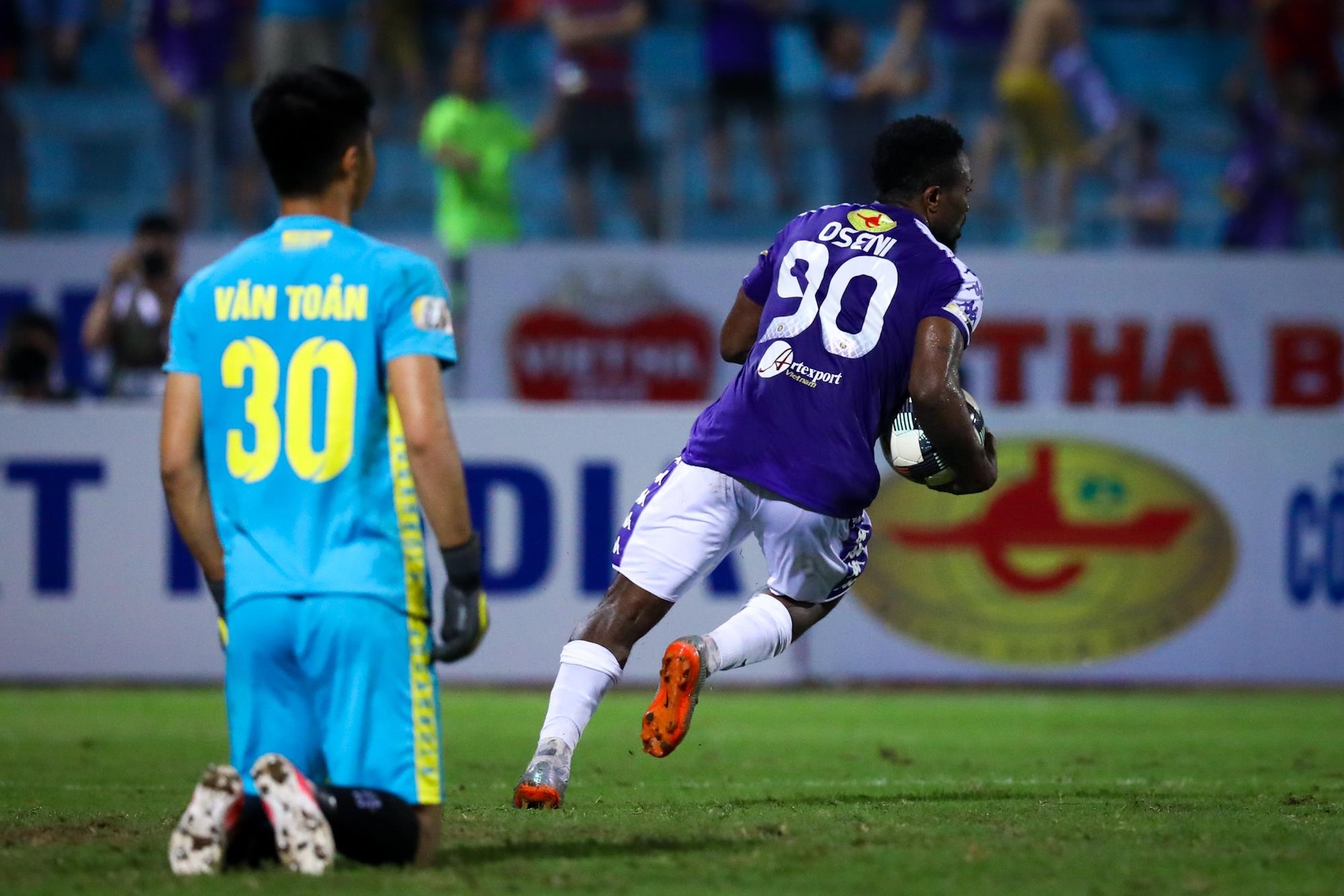 Bui Tien Dung lang le nhin Van Toan can penalty anh 9