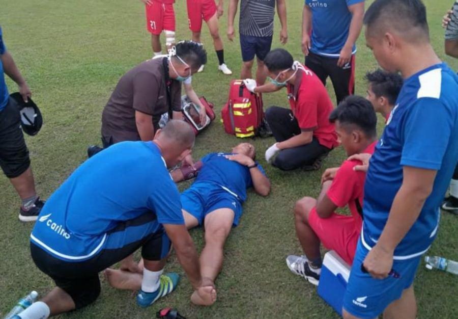 HLV bất tỉnh sau va chạm với cầu thủ ở Malaysia ảnh 1 HLV bat tinh sau va cham voi cau thu o Malaysia anh 1