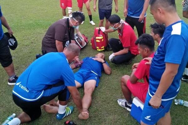 HLV bat tinh sau pha va cham voi cau thu o giai Malaysia hinh anh