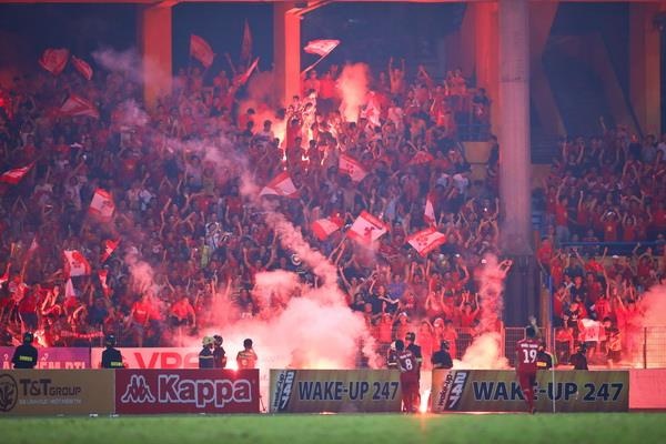 CLB Ha Noi khong the mot minh chiu trach nhiem vu phao sang hinh anh