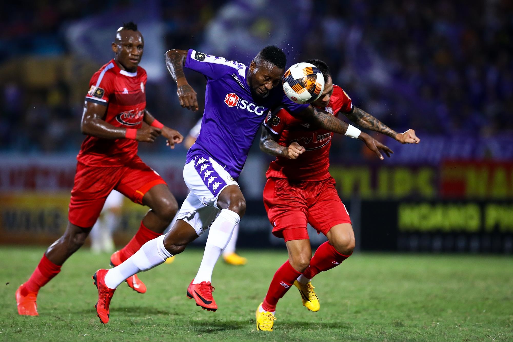 Quang Hai ruc sang anh 1