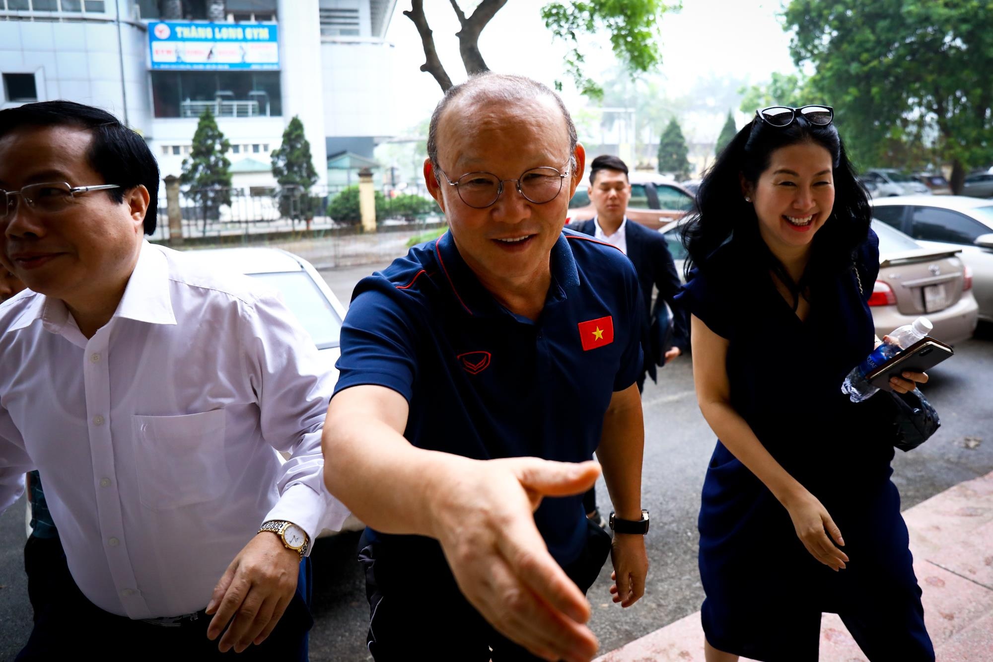 HLV Park Hang-seo vừa đi bóng vừa cười ảnh 1 HLV Park Hang-seo vua di bong vua cuoi anh 1