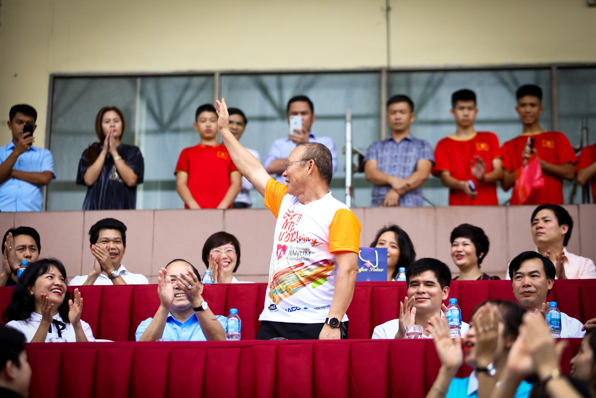 HLV Park Hang-seo vừa đi bóng vừa cười ảnh 2 HLV Park Hang-seo vua di bong vua cuoi anh 2