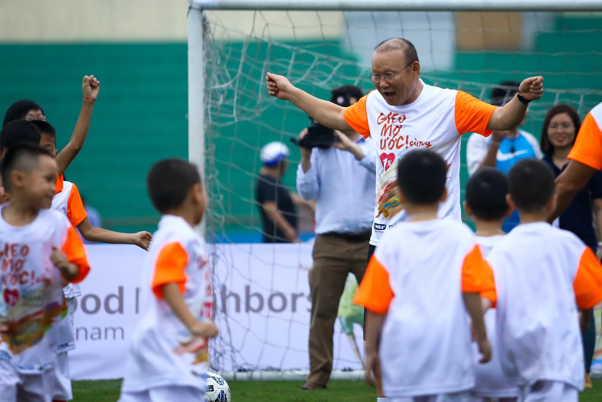 HLV Park Hang-seo vừa đi bóng vừa cười ảnh 3 HLV Park Hang-seo vua di bong vua cuoi anh 3