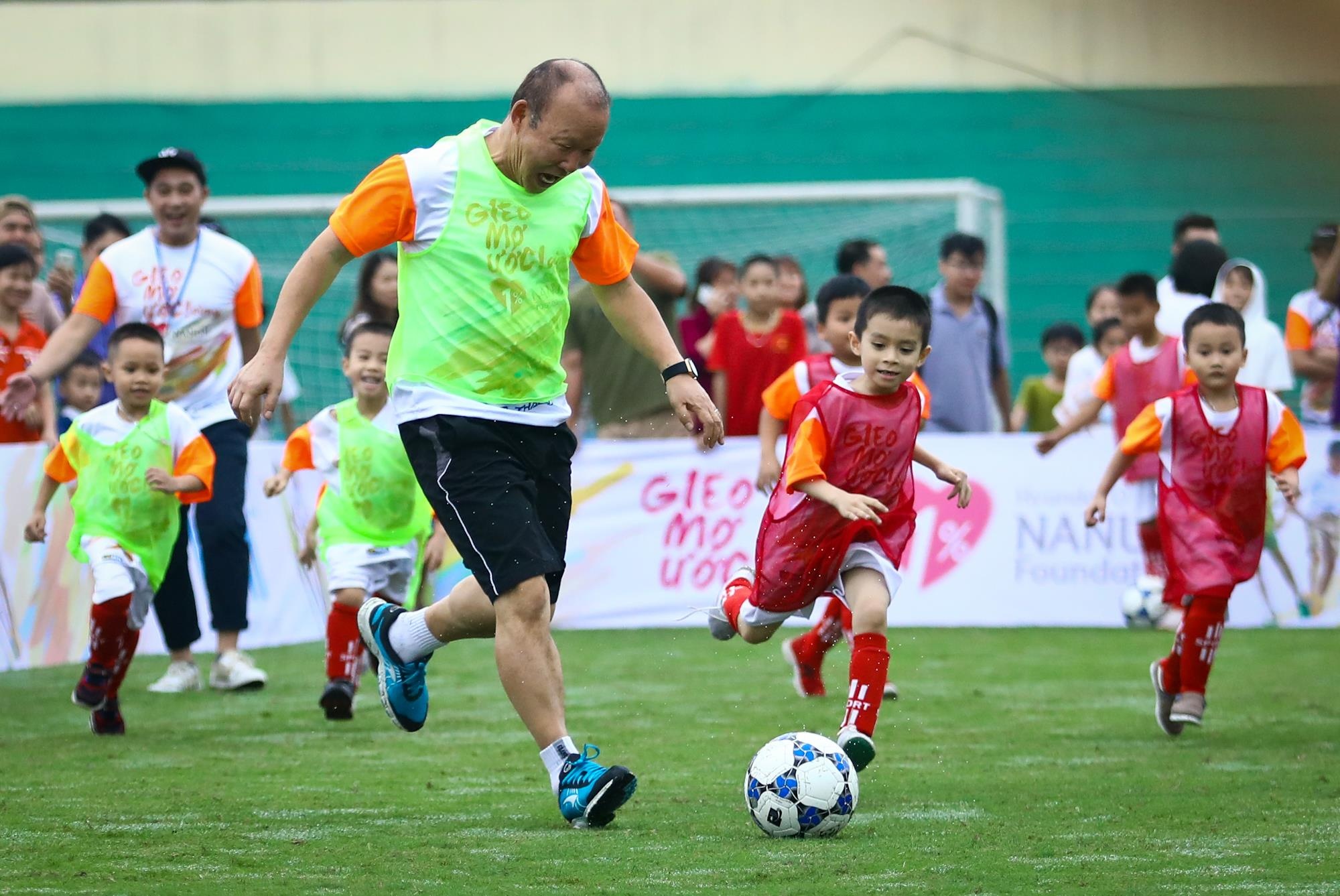 HLV Park Hang-seo vừa đi bóng vừa cười ảnh 4 HLV Park Hang-seo vua di bong vua cuoi anh 4