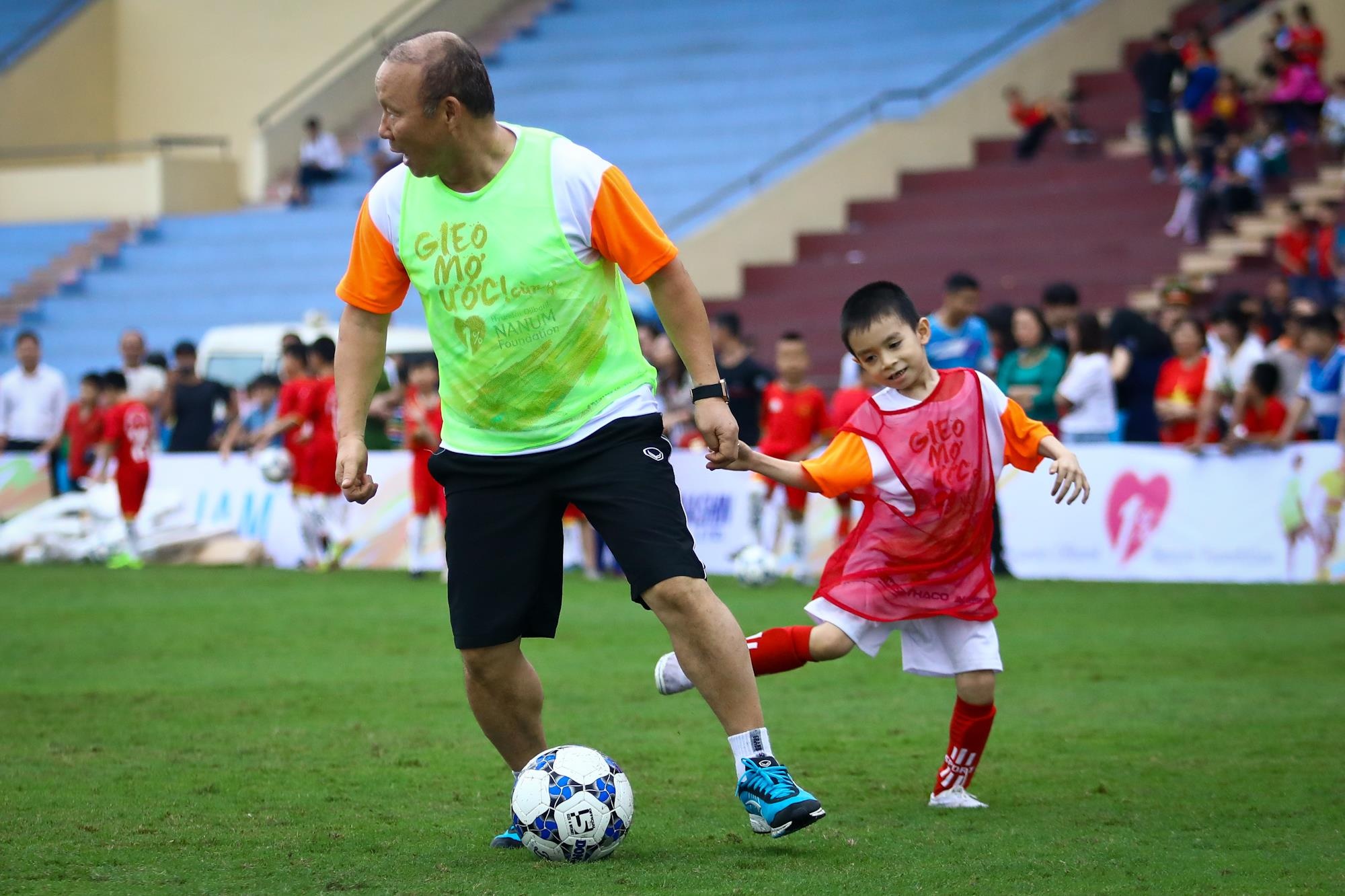 HLV Park Hang-seo vừa đi bóng vừa cười ảnh 5 HLV Park Hang-seo vua di bong vua cuoi anh 5