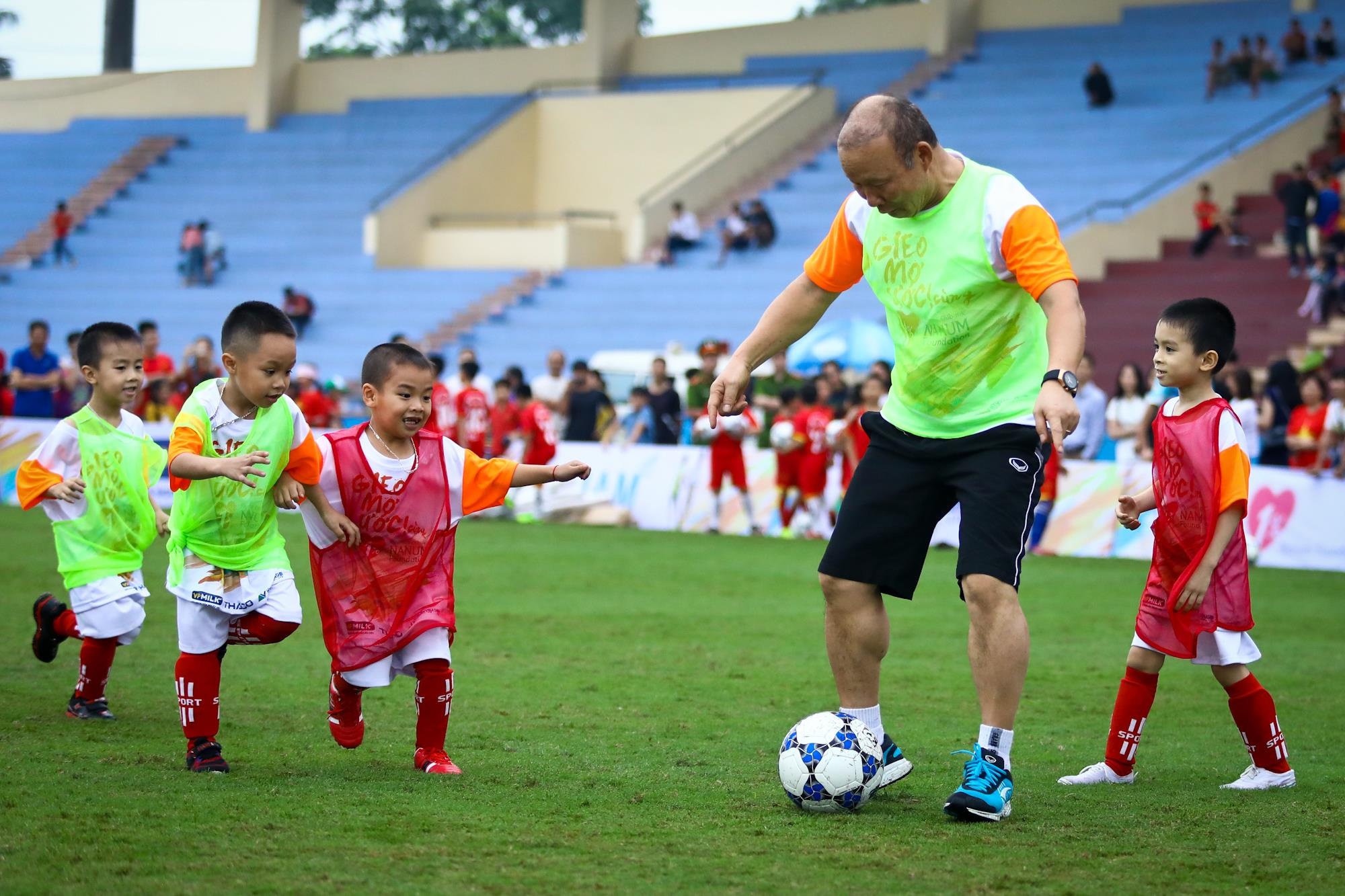 HLV Park Hang-seo vừa đi bóng vừa cười ảnh 6 HLV Park Hang-seo vua di bong vua cuoi anh 6