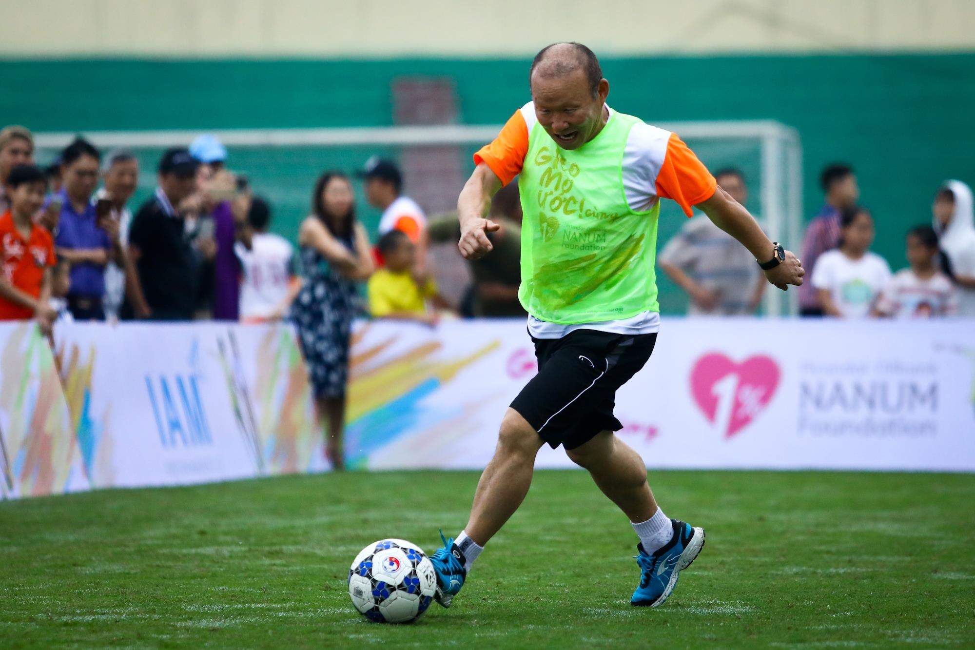 HLV Park Hang-seo vừa đi bóng vừa cười ảnh 8 HLV Park Hang-seo vua di bong vua cuoi anh 8