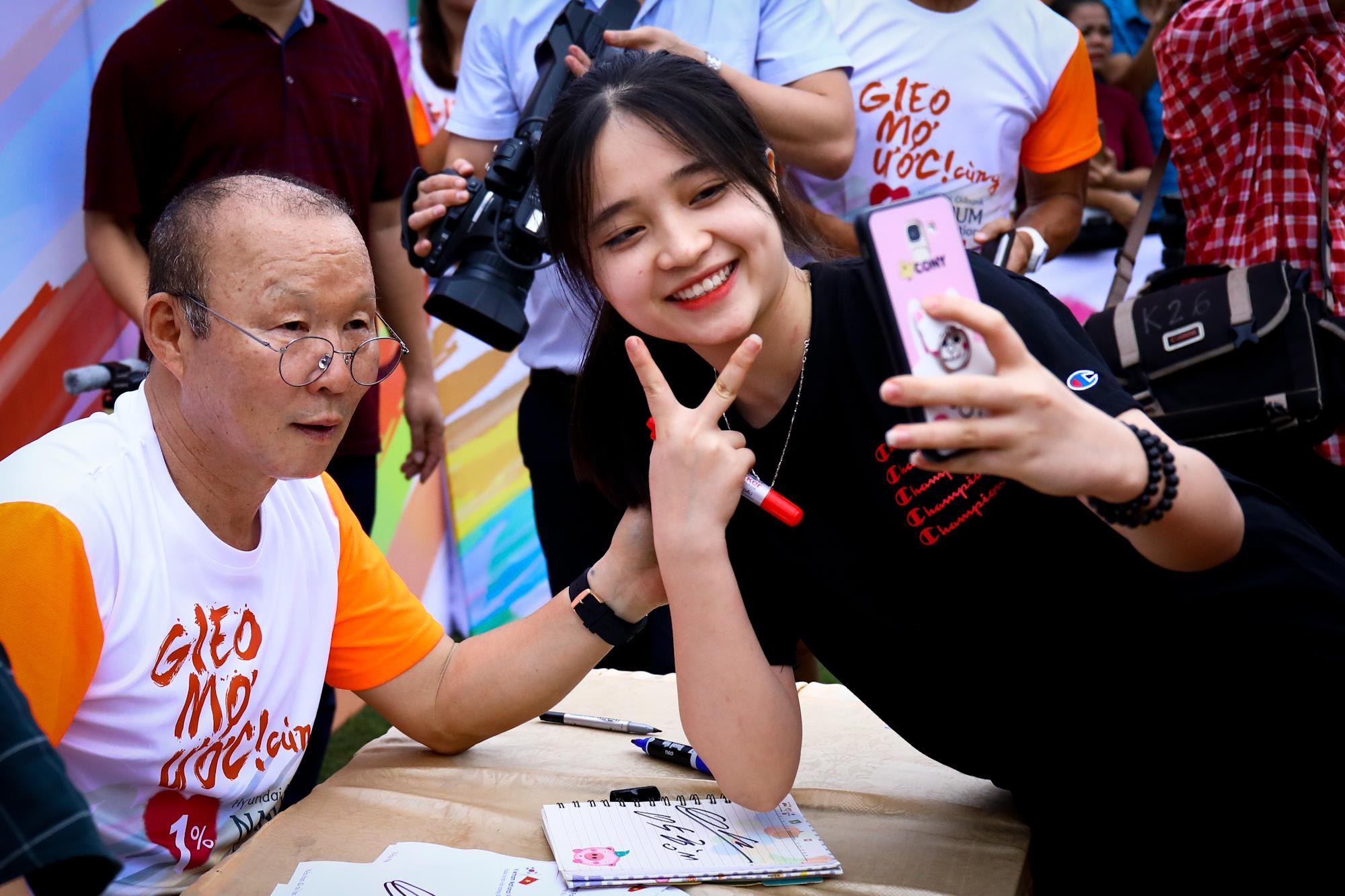 HLV Park Hang-seo vừa đi bóng vừa cười ảnh 9 HLV Park Hang-seo vua di bong vua cuoi anh 9