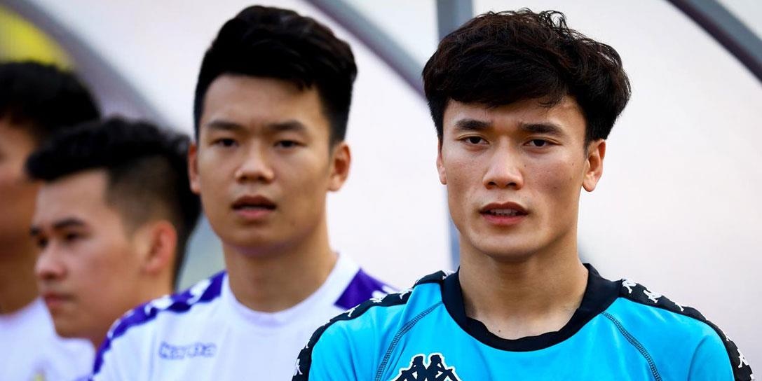 Bui Tien Dung lang le nhin CLB Ha Noi dai bai truoc doi bong que huong hinh anh