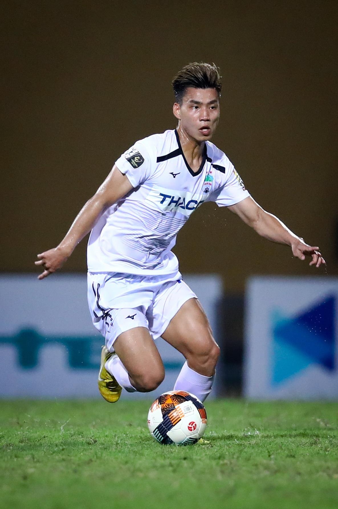 Van Thanh tro lai manh me,  cham dut 2 nam tit ngoi anh 4