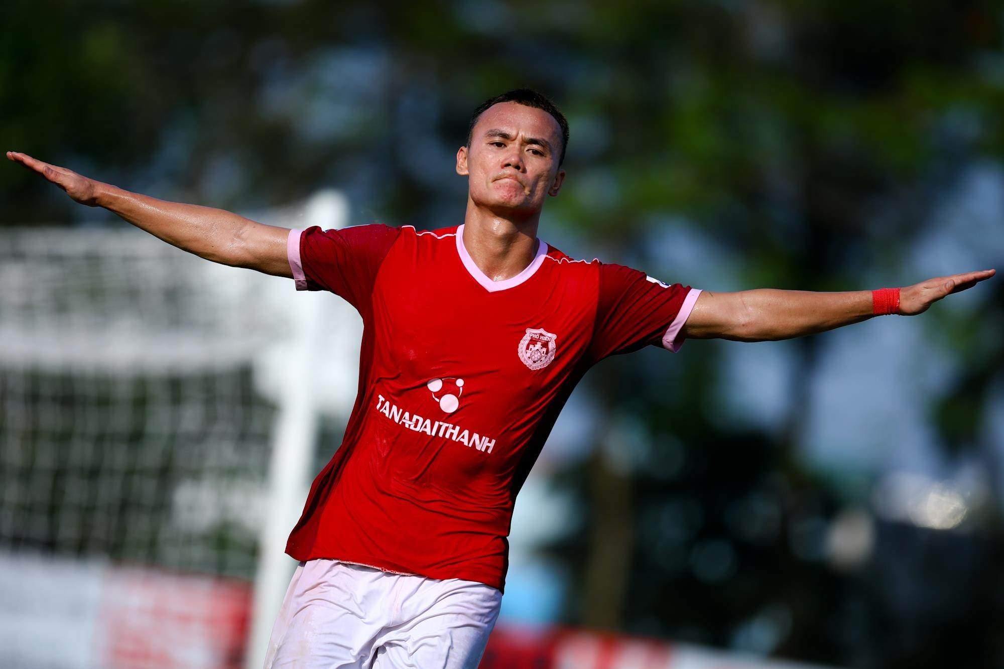 Viet kieu Martin Lo lien tuc ghi ban anh 2