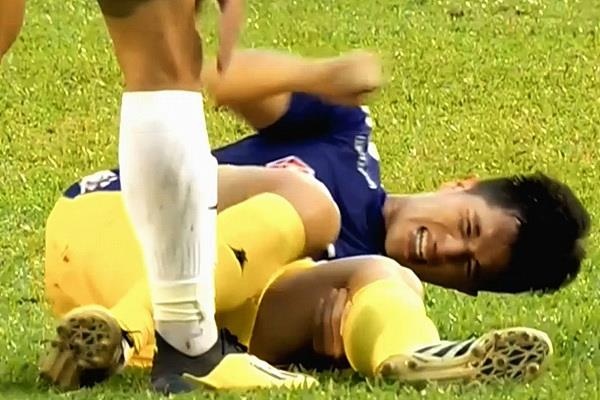 Dinh Trong chan thuong nang truoc ngay Viet Nam hoi quan King’s Cup hinh anh