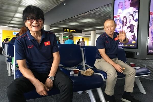 Bac si Han Quoc bat Wi-Fi, bao tin chan thuong cho Dinh Trong hinh anh