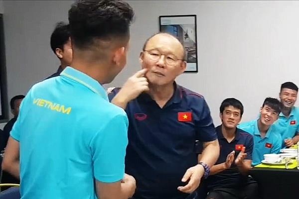 Thay Park tang qua dac biet mung sinh nhat som cho Hong Duy hinh anh
