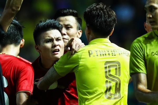 Cong Phuong bi choi xau, Quang Hai noi gian chi tay vao mat doi thu hinh anh