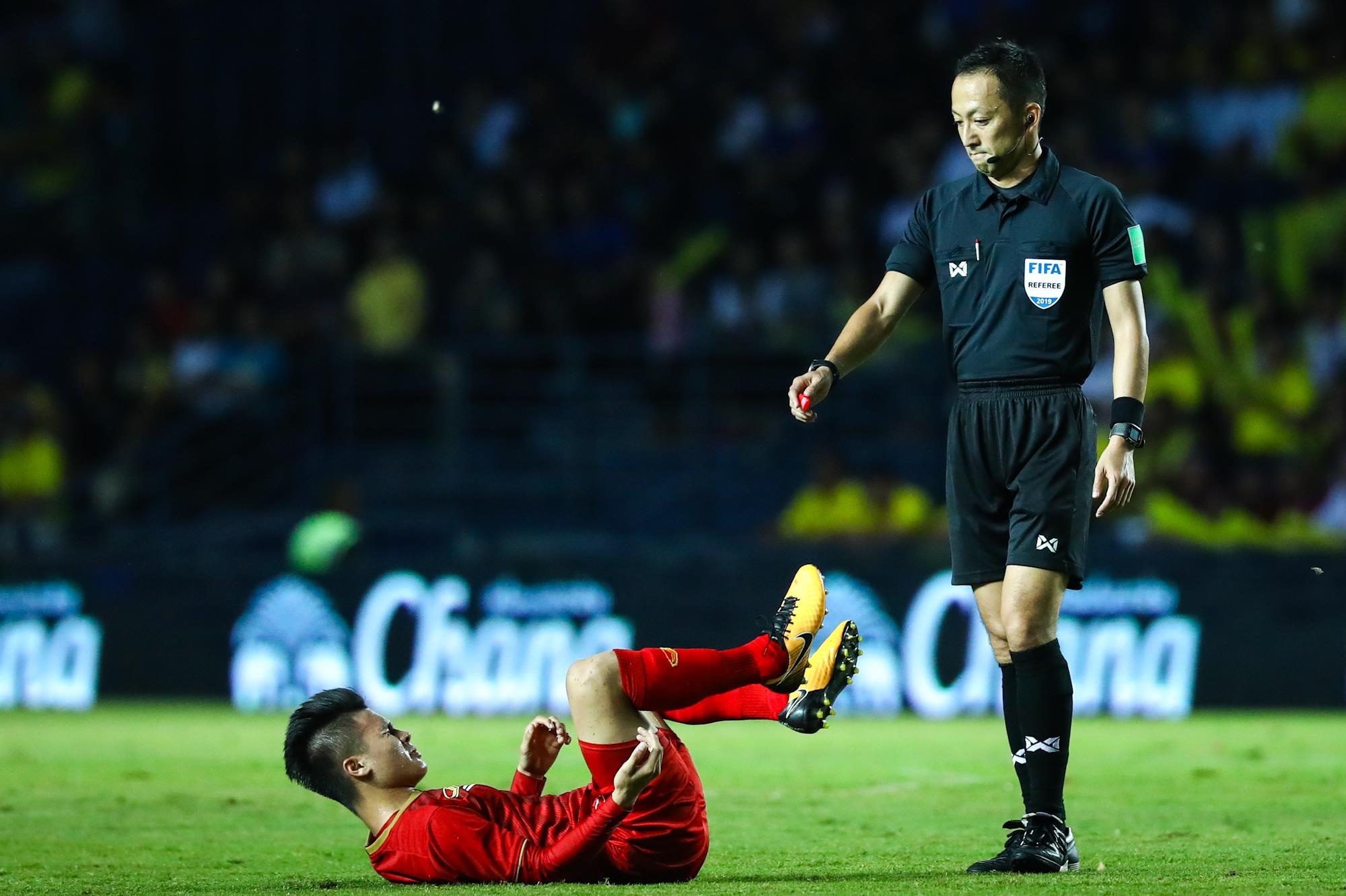 Quang Hai noi gian chi tay vao doi thu vi Cong Phuong anh 10