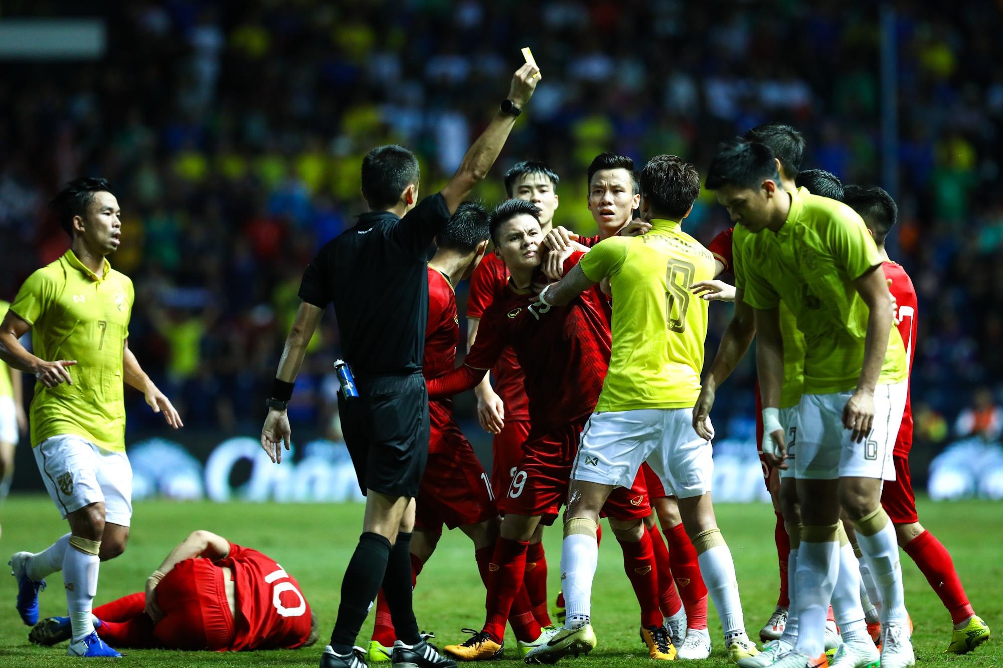 Quang Hai noi gian chi tay vao doi thu vi Cong Phuong anh 3