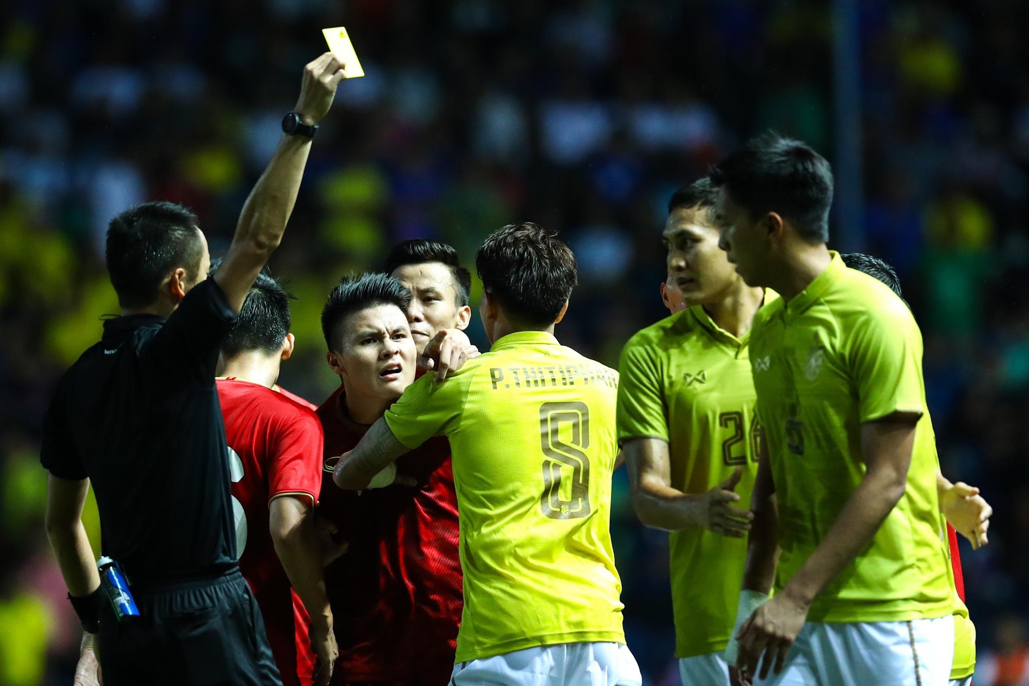 Quang Hai noi gian chi tay vao doi thu vi Cong Phuong anh 4