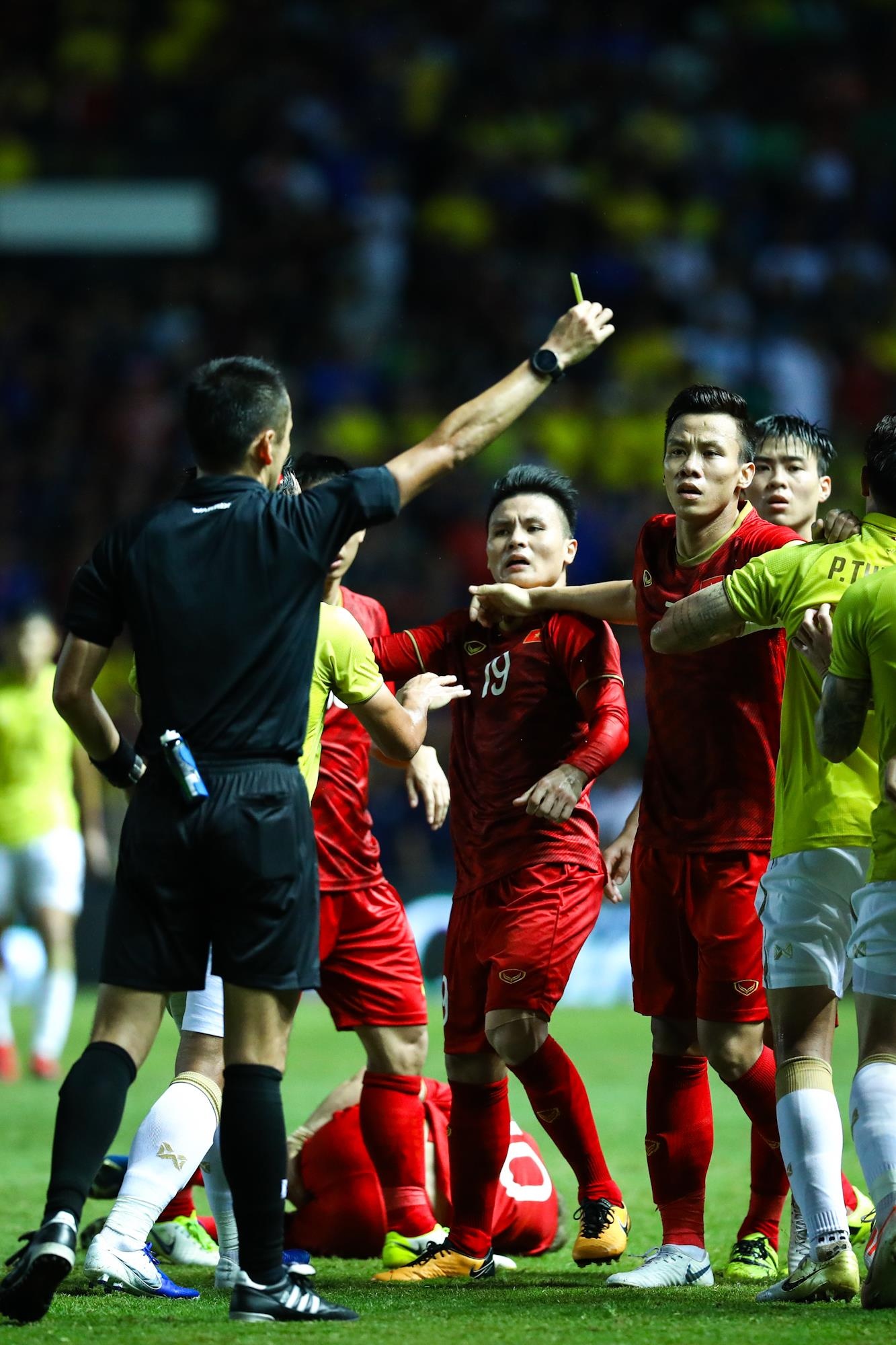 Quang Hai noi gian chi tay vao doi thu vi Cong Phuong anh 6