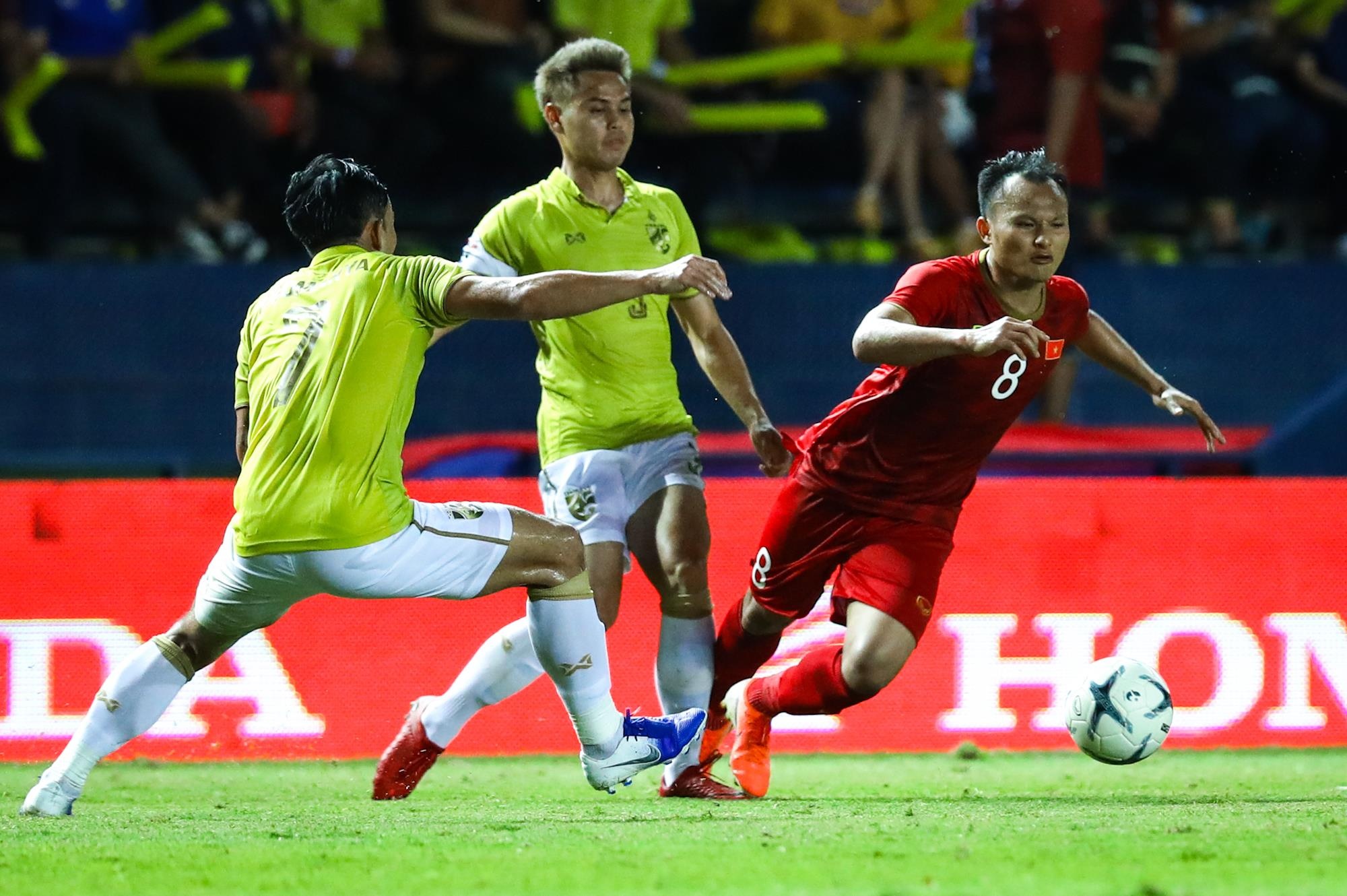 Quang Hai noi gian chi tay vao doi thu vi Cong Phuong anh 9