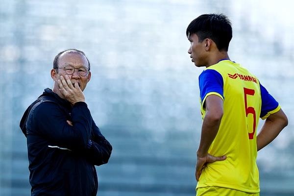 HLV Park Hang-seo hoi tham Van Hau sau cai tat cua cau thu Thai Lan hinh anh