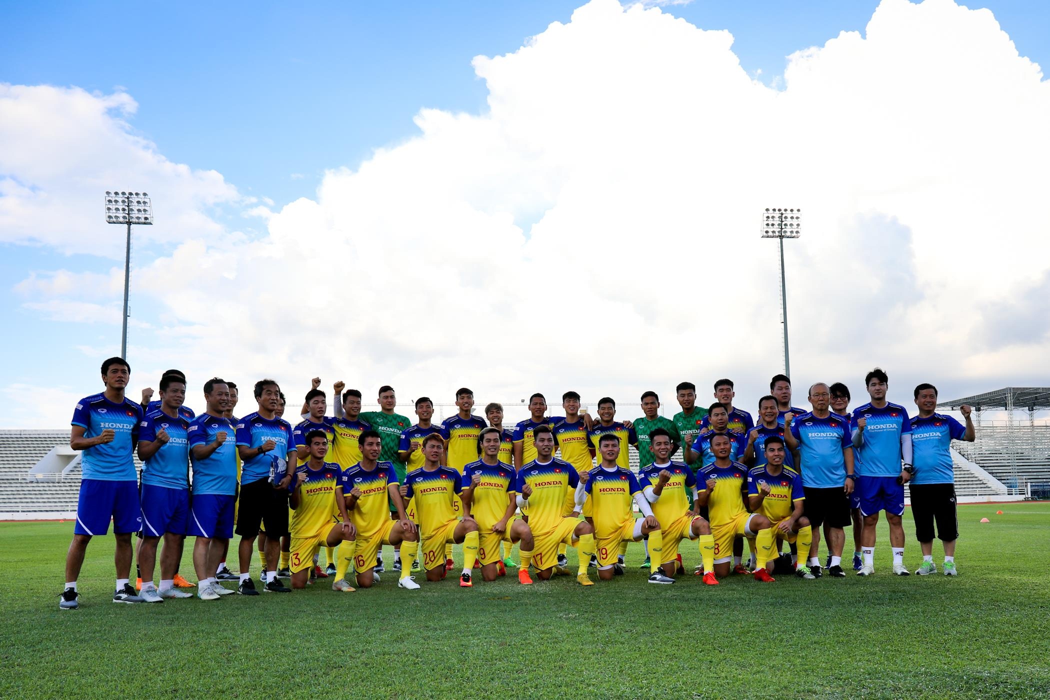 HLV Park Hang-seo hoi tham Van Hau sau cai tat anh 2