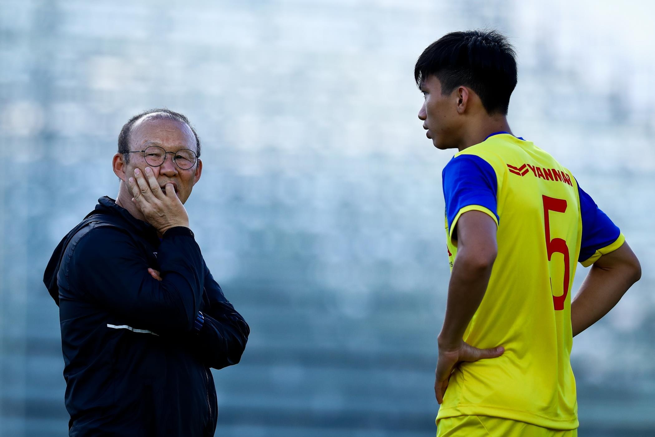 HLV Park Hang-seo hoi tham Van Hau sau cai tat anh 5