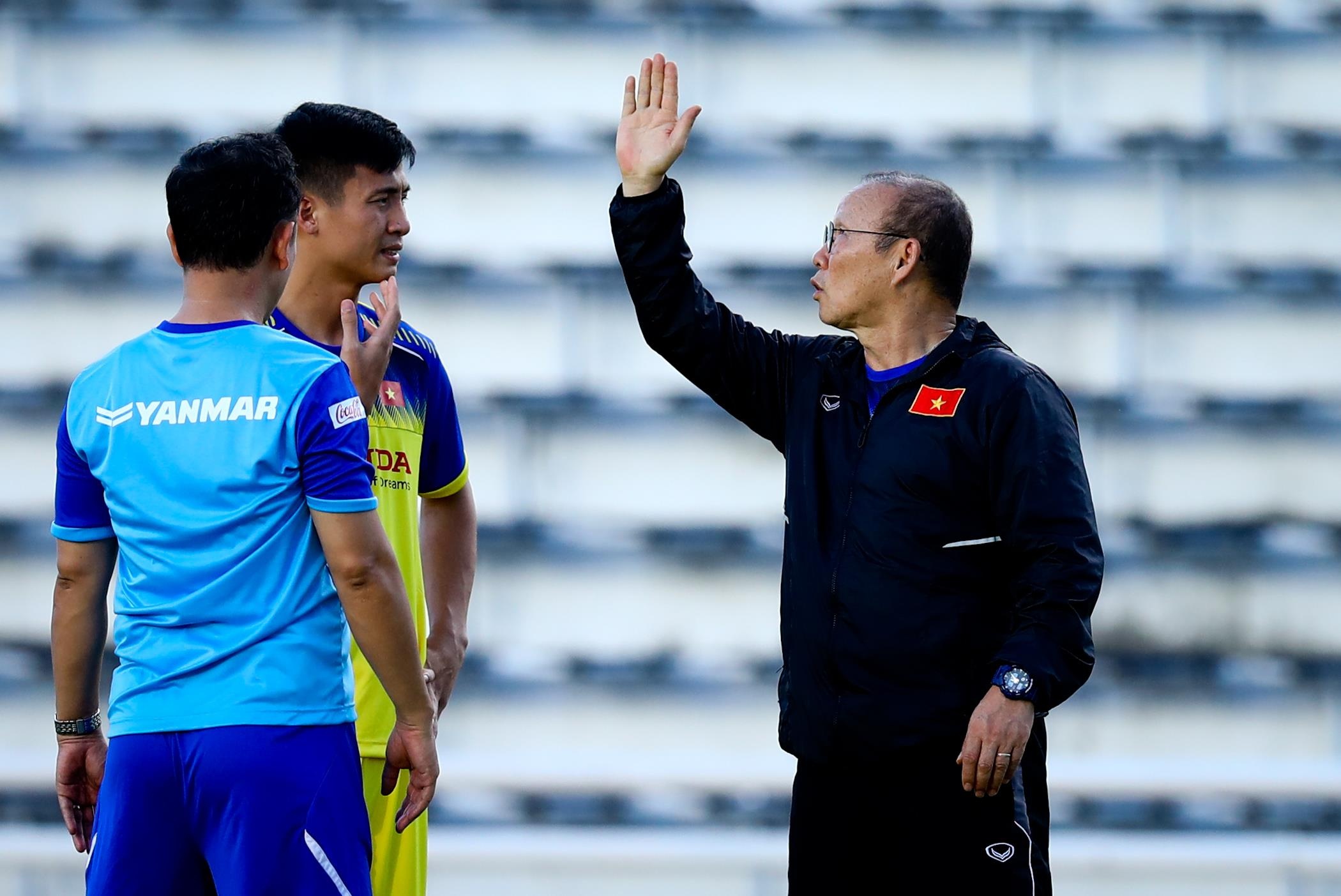 HLV Park Hang-seo hoi tham Van Hau sau cai tat anh 6