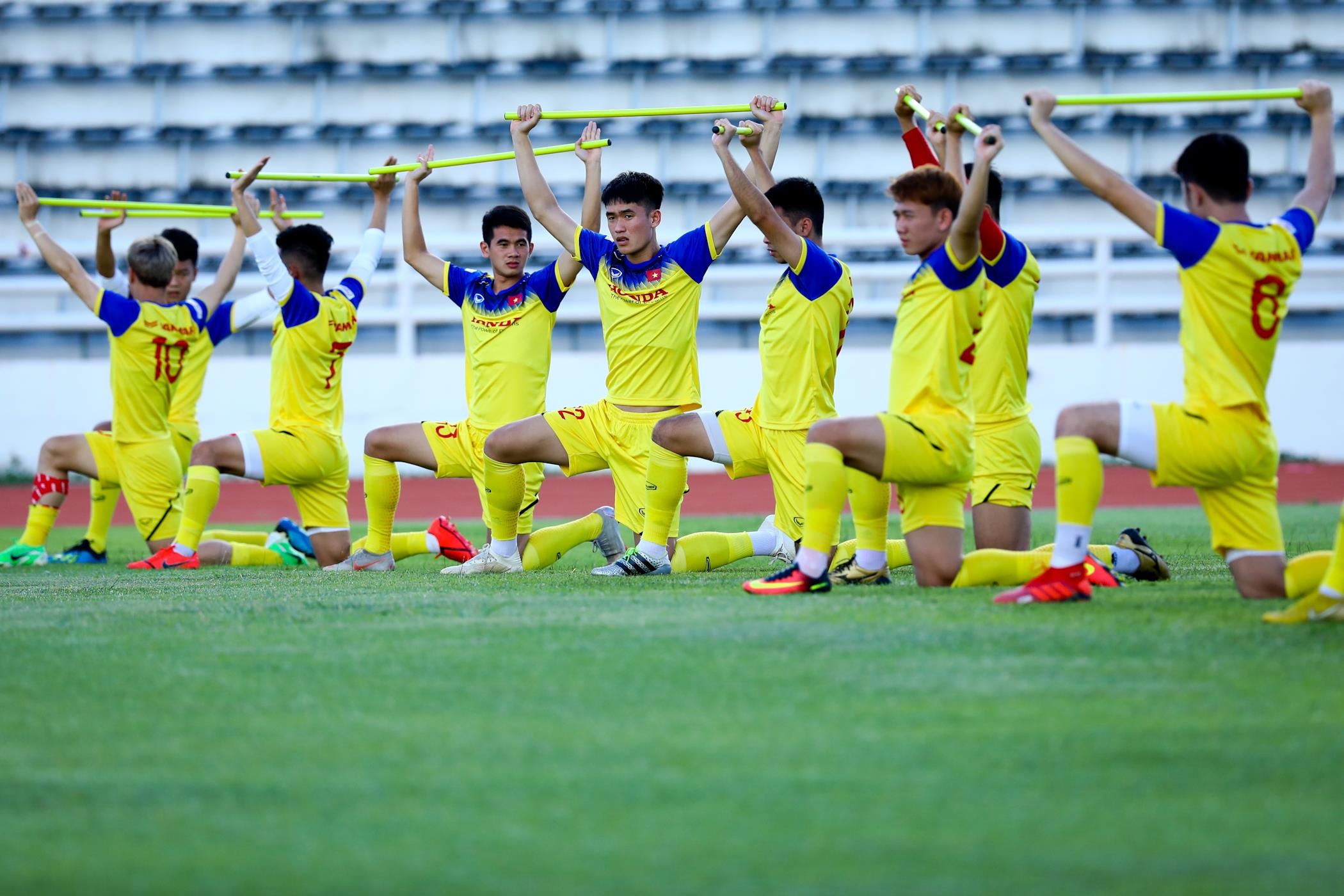 HLV Park Hang-seo hoi tham Van Hau sau cai tat anh 7