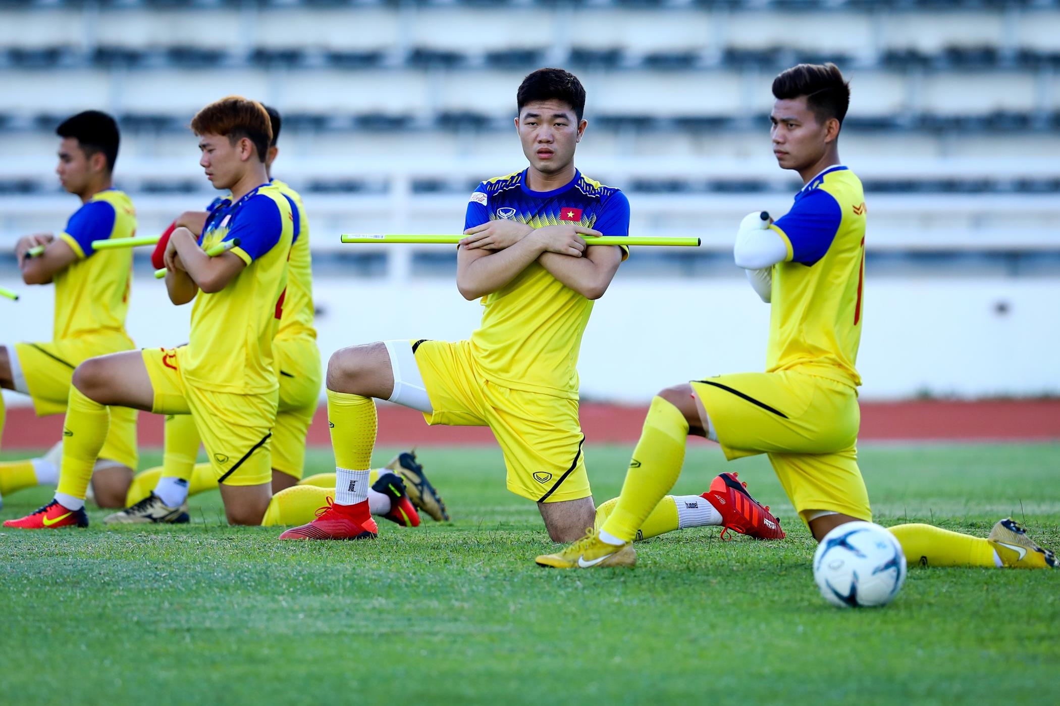 HLV Park Hang-seo hoi tham Van Hau sau cai tat anh 8
