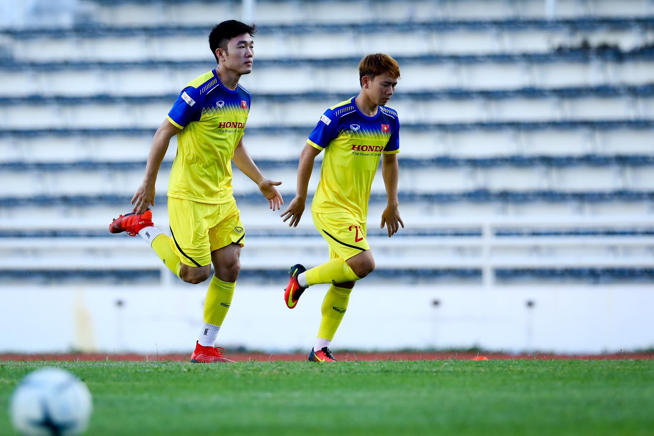 HLV Park Hang-seo hoi tham Van Hau sau cai tat anh 9