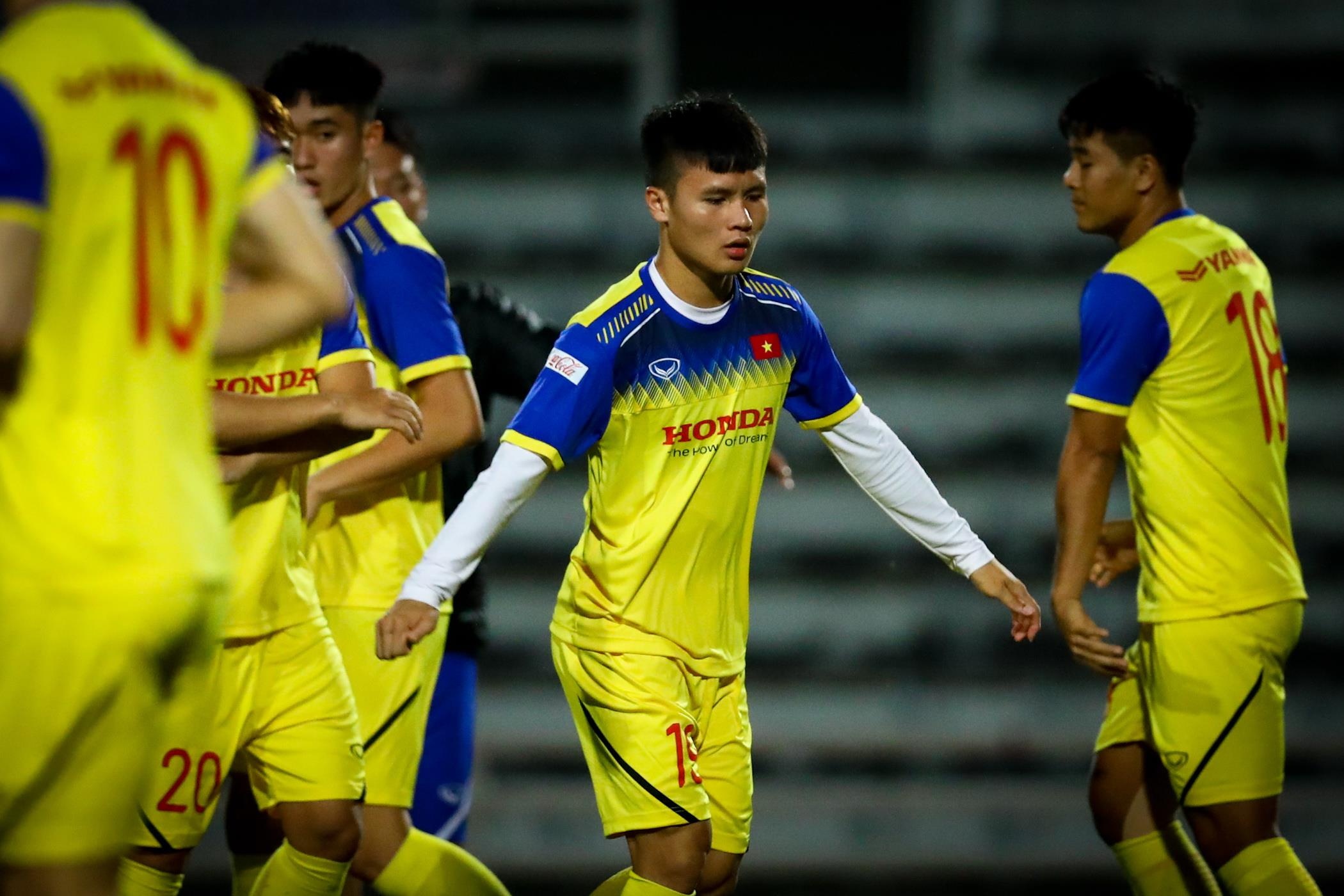 Xuan Truong,  Quang Hai lang le truoc chung ket anh 3