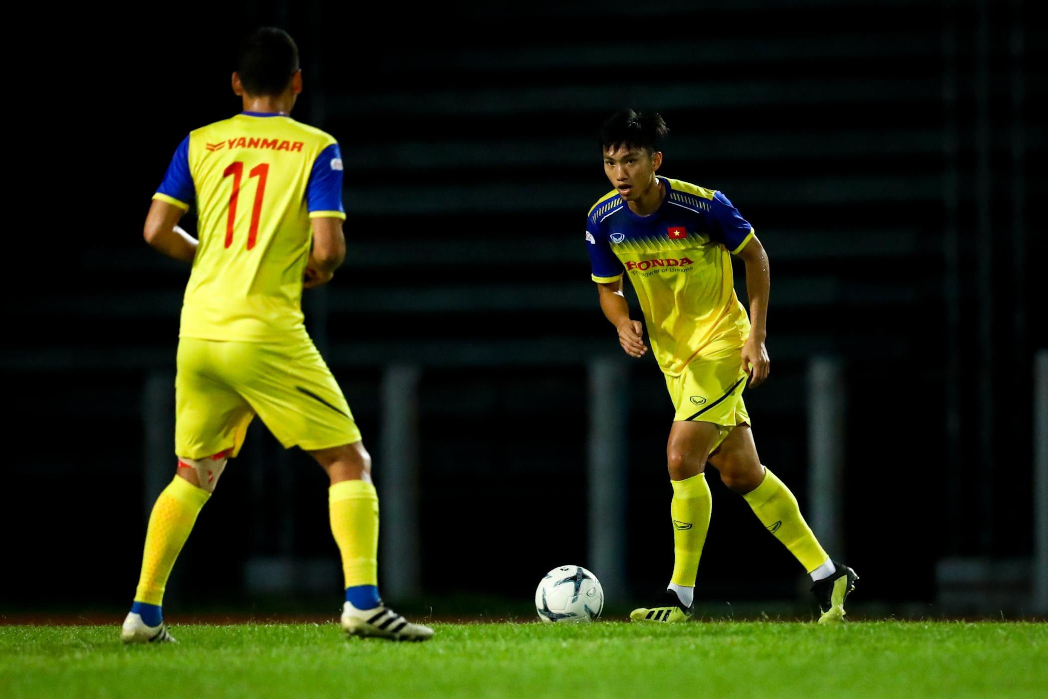 Xuan Truong,  Quang Hai lang le truoc chung ket anh 8