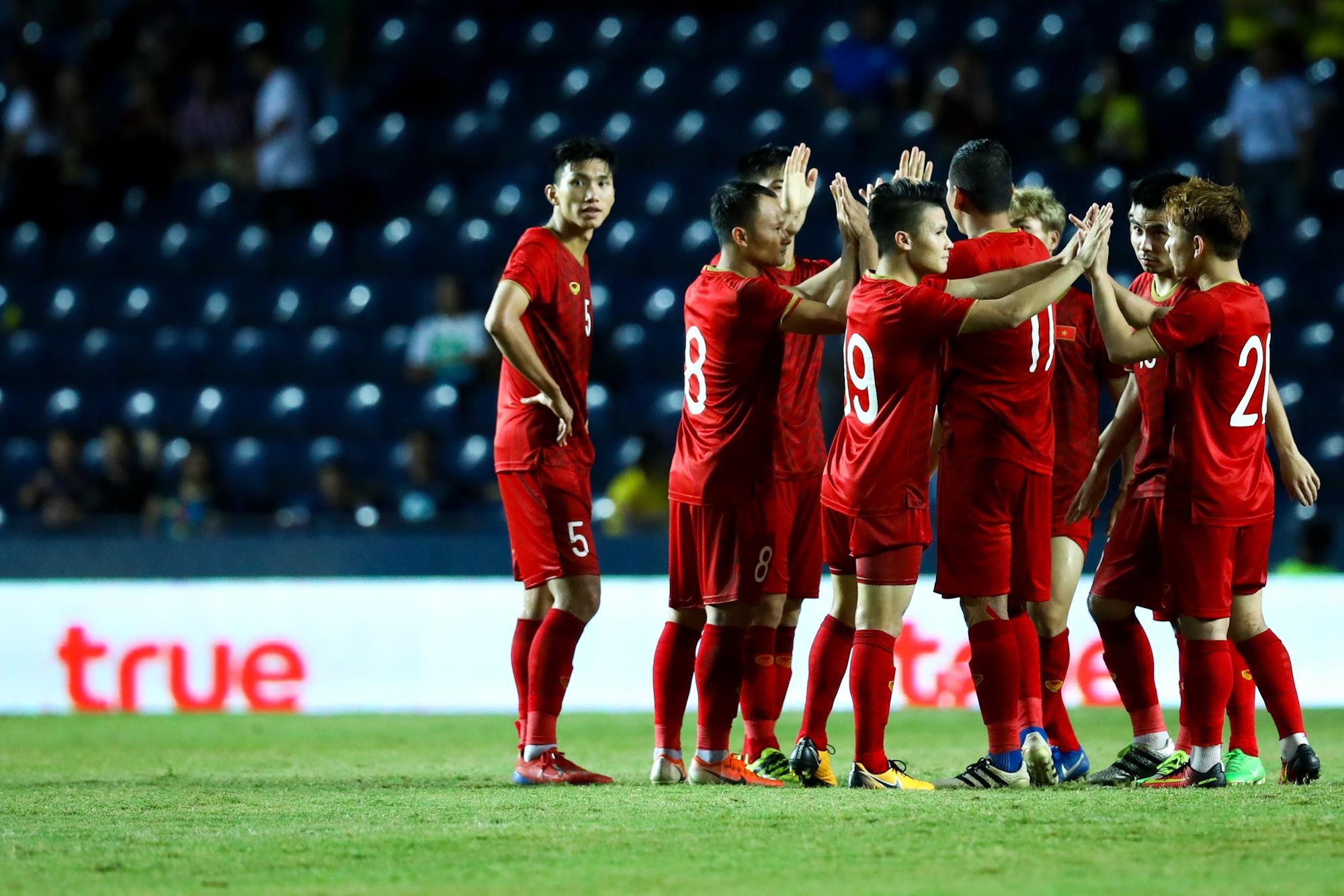 Quế Ngọc Hải đối đầu hàng nghìn CĐV Thái Lan ảnh 11 Que Ngoc Hai doi dau hang nghin CDV Thai Lan anh 11