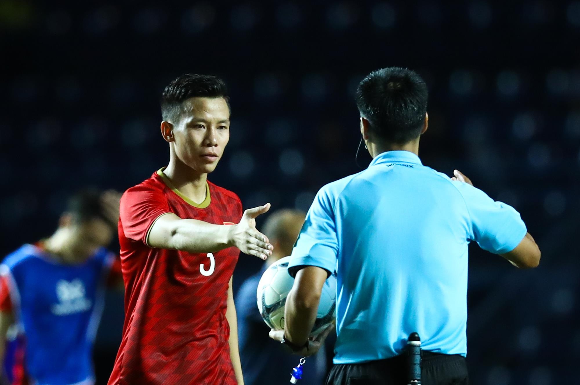 Quế Ngọc Hải đối đầu hàng nghìn CĐV Thái Lan ảnh 13 Que Ngoc Hai doi dau hang nghin CDV Thai Lan anh 13