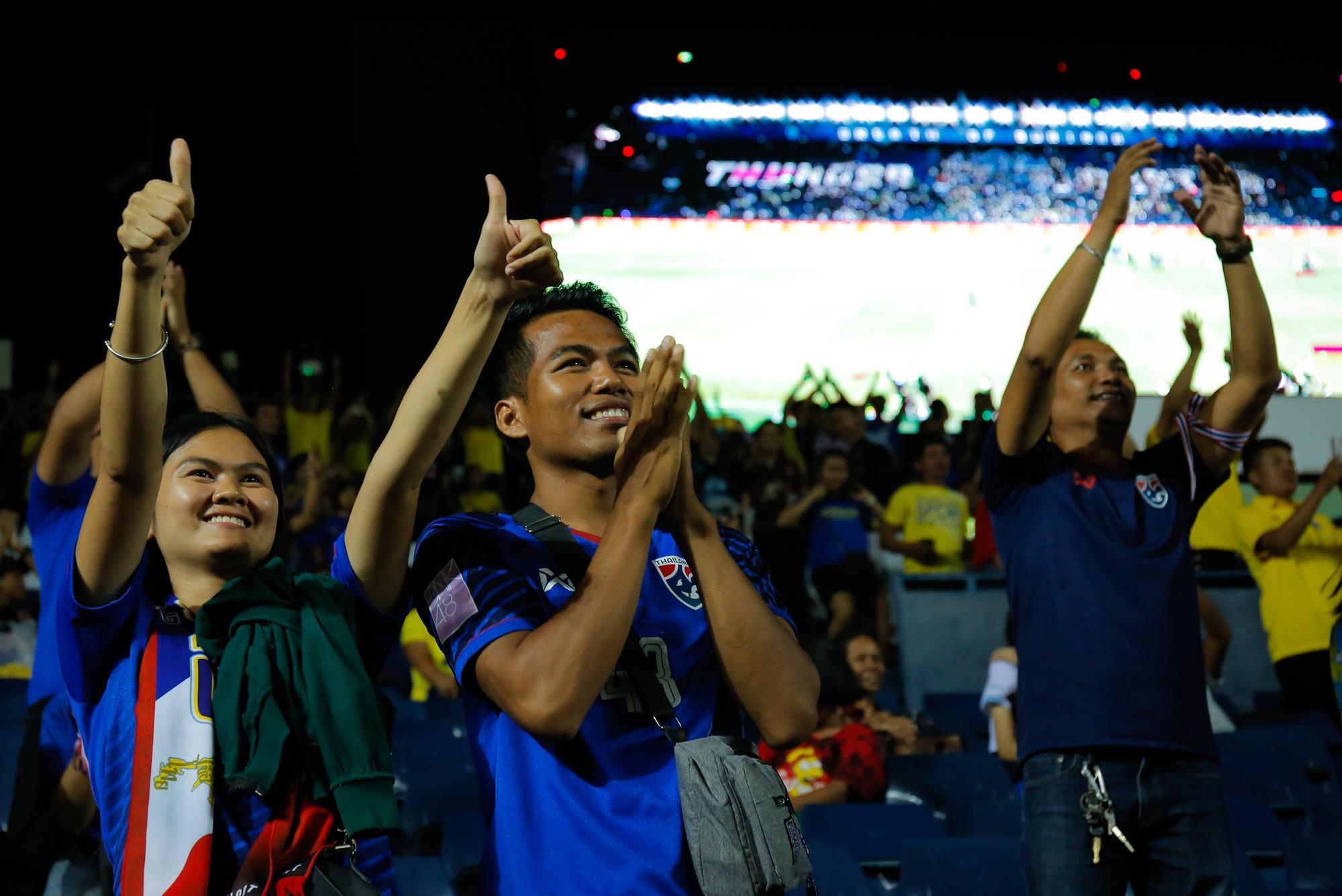 Quế Ngọc Hải đối đầu hàng nghìn CĐV Thái Lan ảnh 3 Que Ngoc Hai doi dau hang nghin CDV Thai Lan anh 3