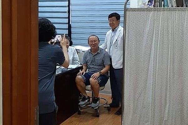 HLV Park Hang-seo kham suc khoe sau King’s Cup hinh anh