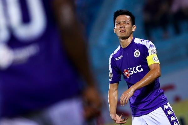 Van Quyet that vong khi ngoai binh sut ra ngoai du doi mat gon trong hinh anh