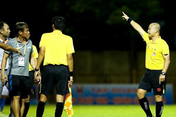 HLV HAGL bi duoi khoi san trong cuoc ruot duoi ty so o Cua Ong hinh anh