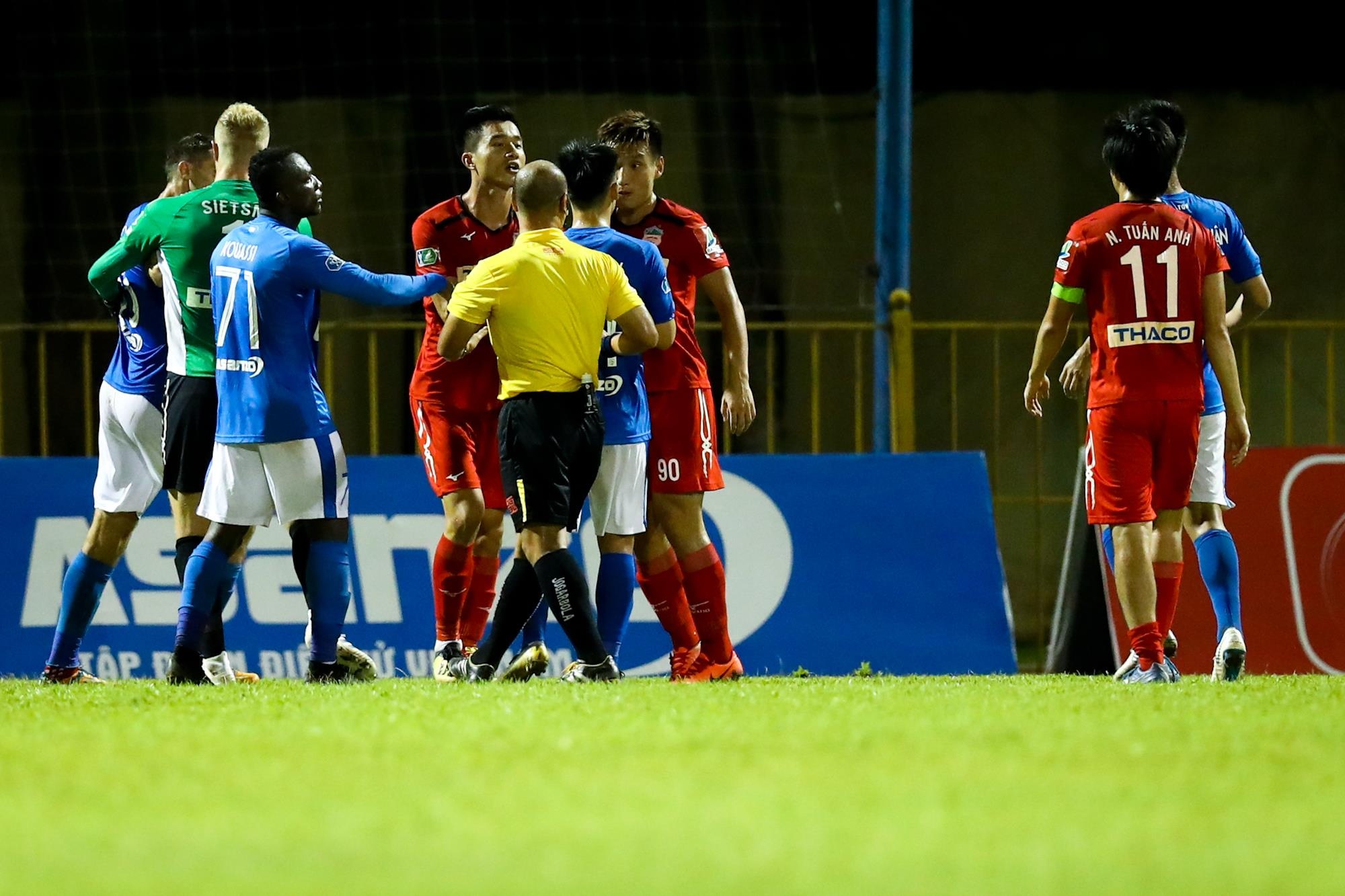 HLV HAGL bi duoi o tran gap Quang Ninh anh 7