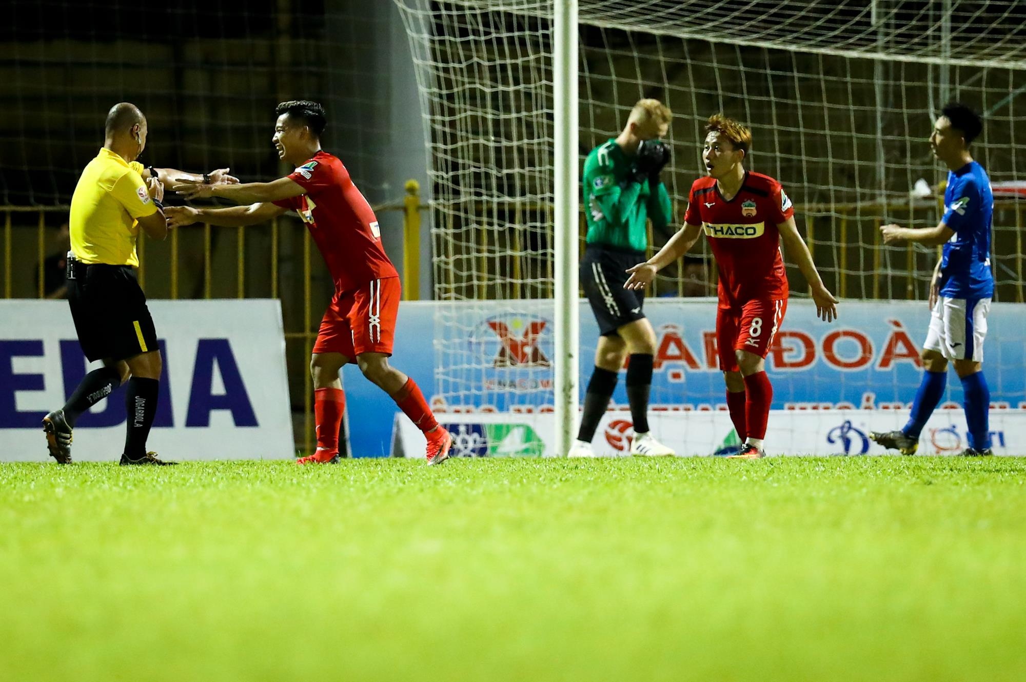 HLV HAGL bi duoi o tran gap Quang Ninh anh 9